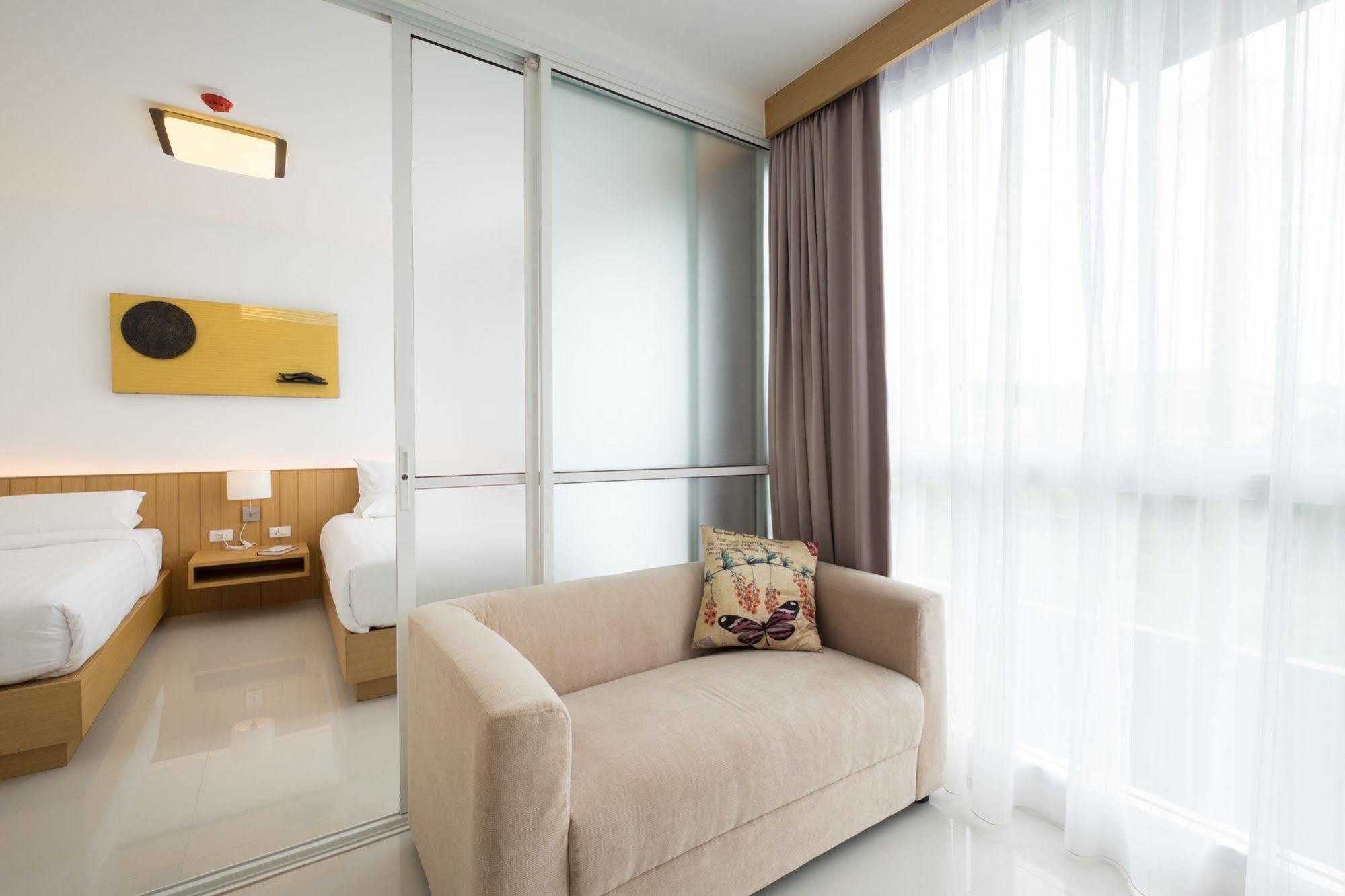 Modern Thai Suites 푸껫 외부 사진