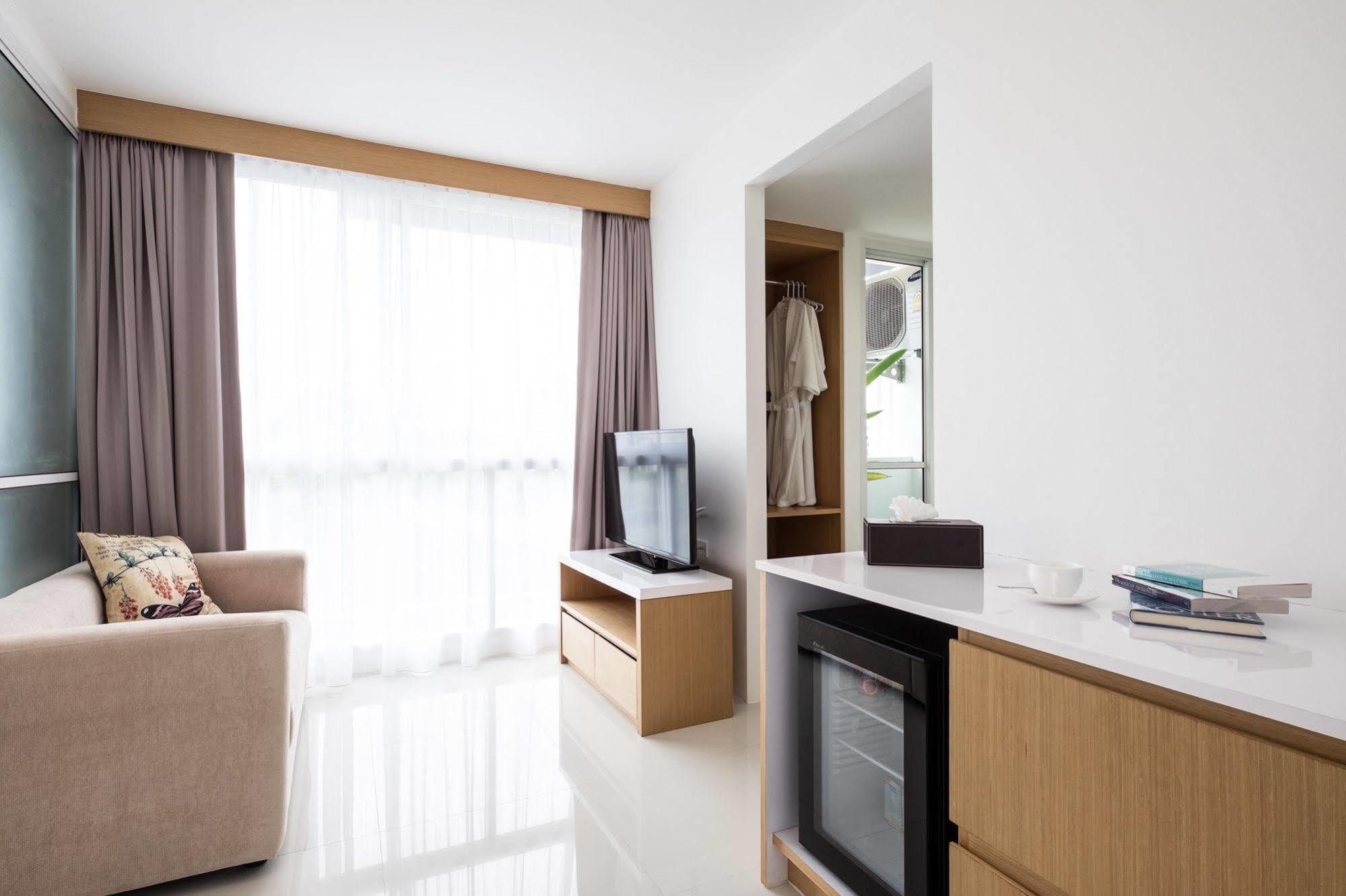 Modern Thai Suites 푸껫 외부 사진
