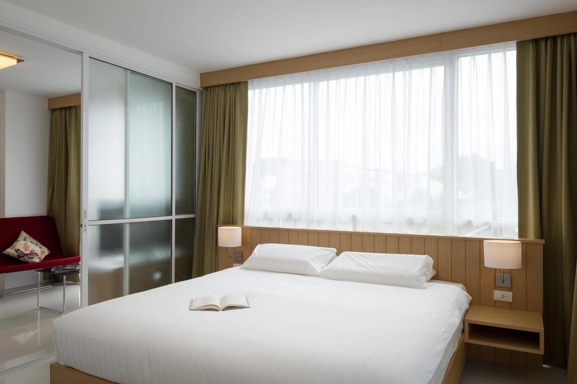 Modern Thai Suites 푸껫 외부 사진